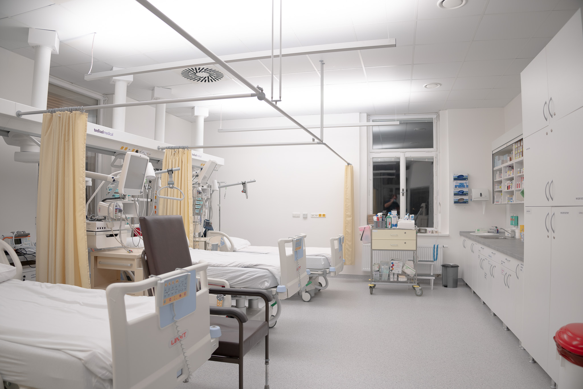 VFN Praha_pokoj_biodynamická lineární denní svítidla (1)