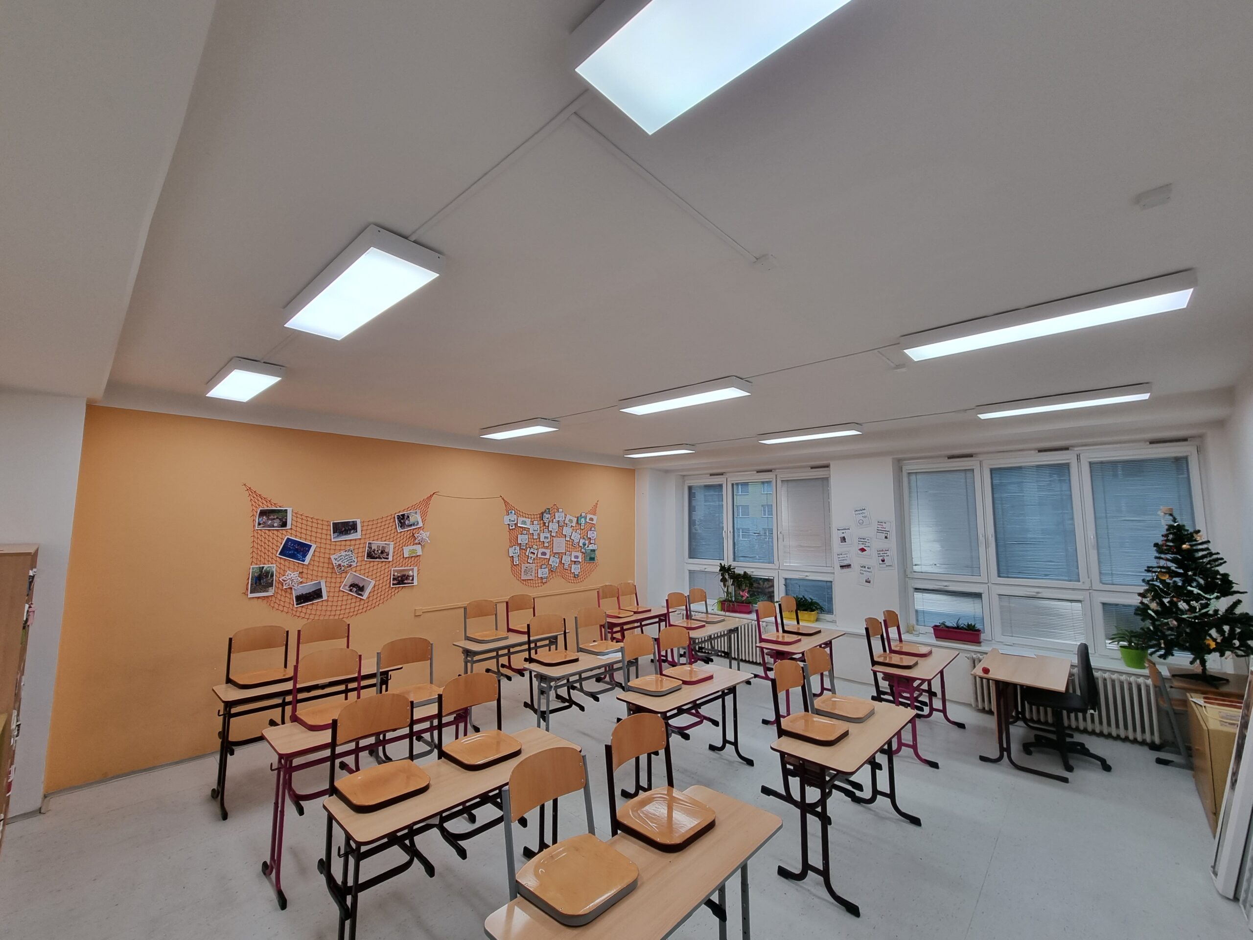 Spectrasol’s pro-cognitive lighting creates a sense of natural daylight in schools.