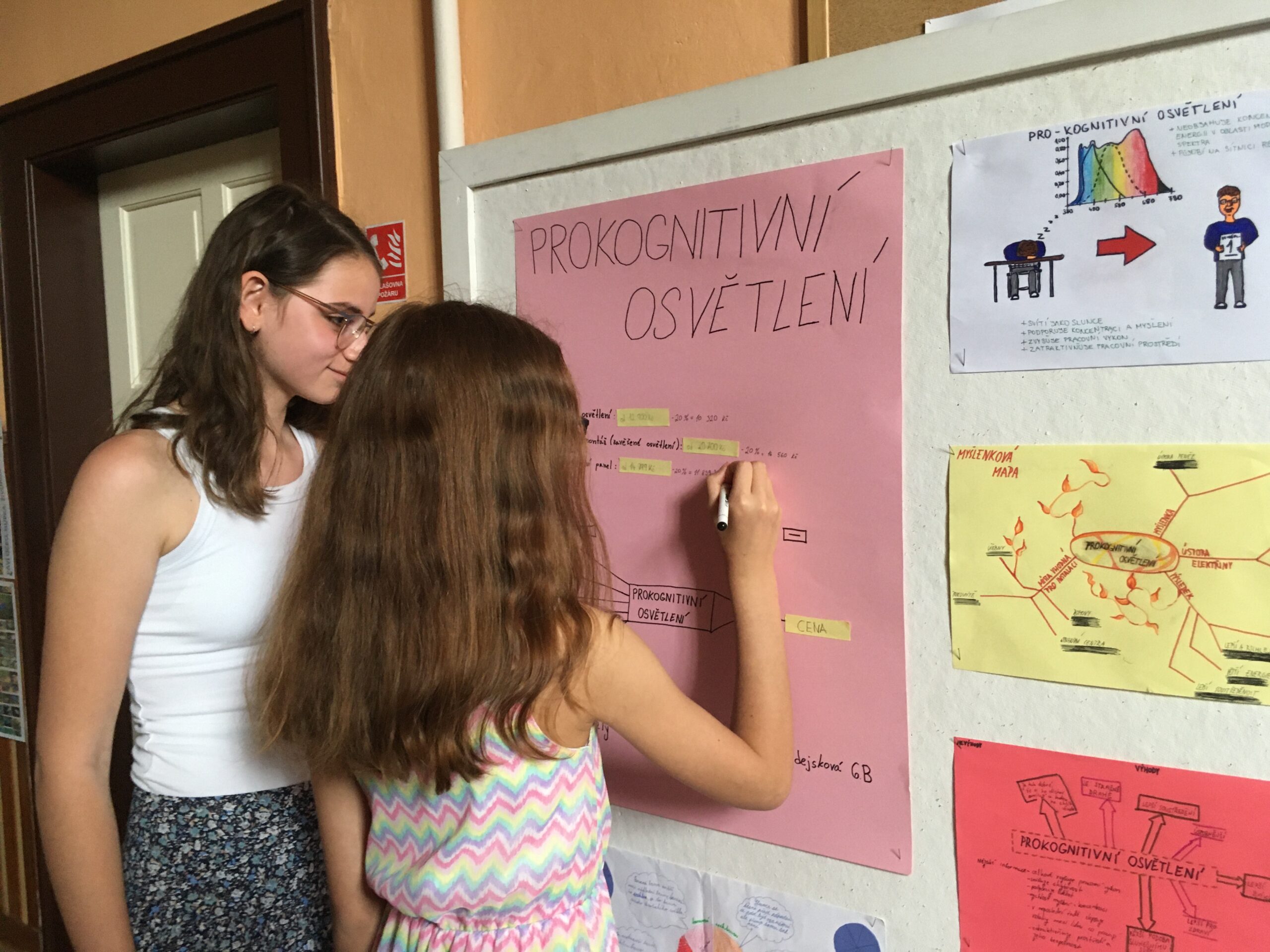 Students from the elementary school in Kutná Hora are interested in Spectrasol’s pro-cognitive lighting.