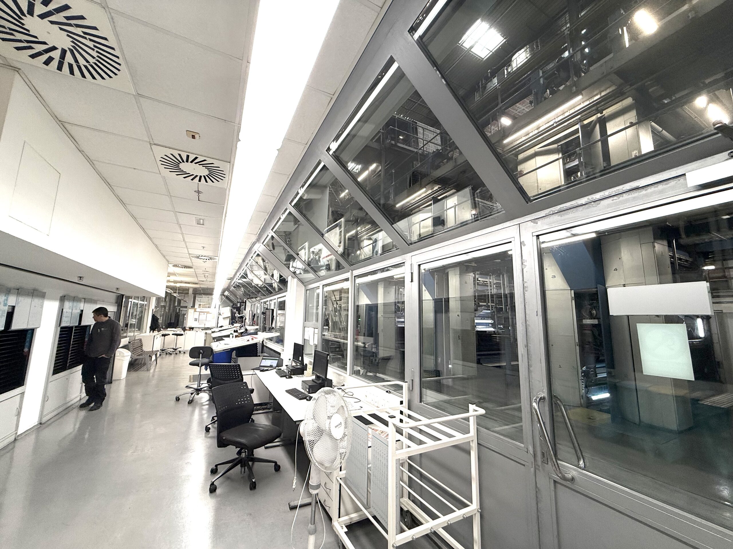 Pro-cognitive lighting at the MAFRA media house supports both print quality and employee well-being.